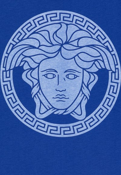 Tela azul con un gráfico circular que presenta un rostro detallado rodeado de cabello ondulado, acentuado por un borde de clave griega en azul más claro.