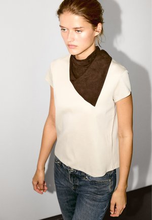 - T-shirt basic