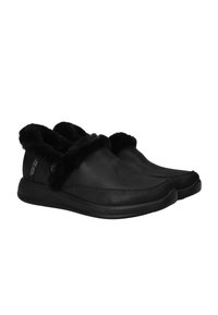 Zapatos negros de slipping hechos de cuero liso con un suave forro de pelaje negro. Presentan una puntera redondeada y una suela texturizada para un mejor agarre.