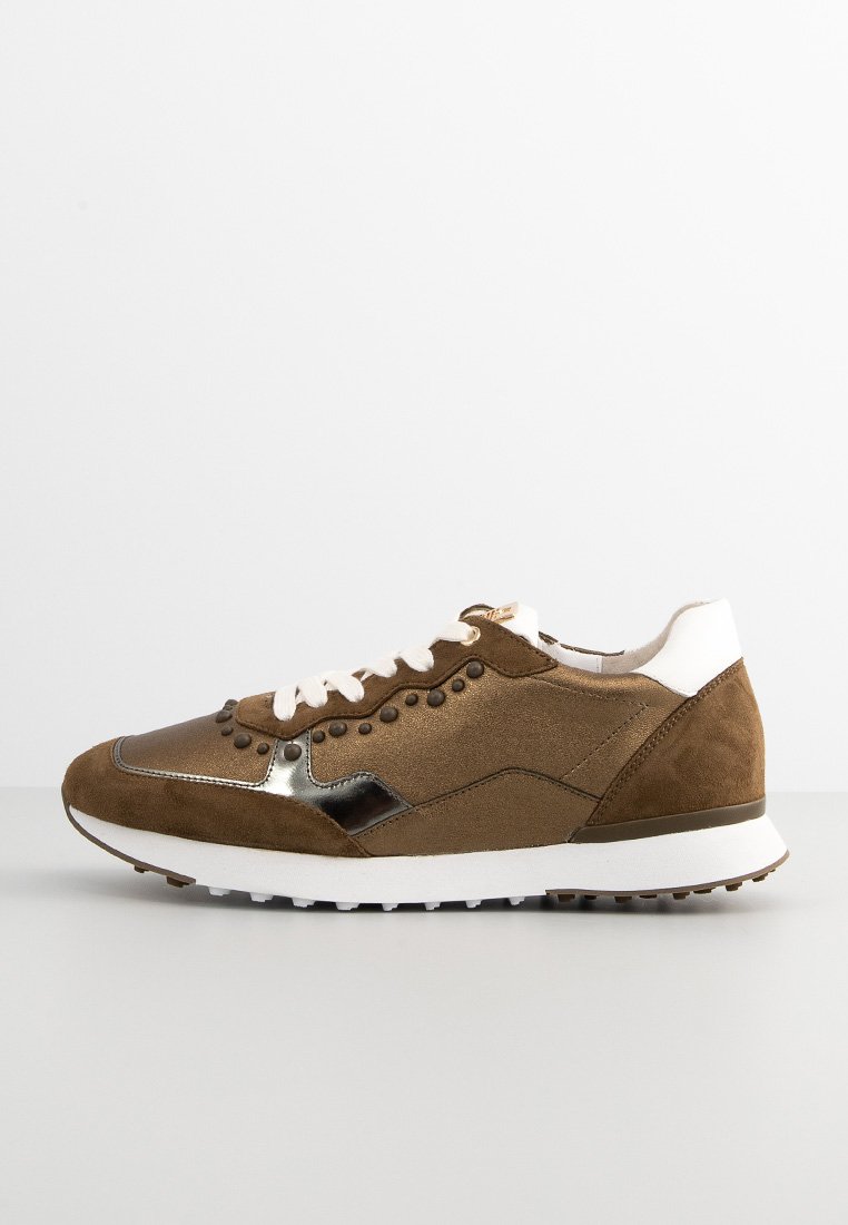 Braune Wildleder-Sneaker mit metallischen Akzenten, weißer Sohle, schnürbarem Vorderteil und dekorativen Nieten, mit einer abgerundeten Zehenpartie und strukturiertem Finish.
