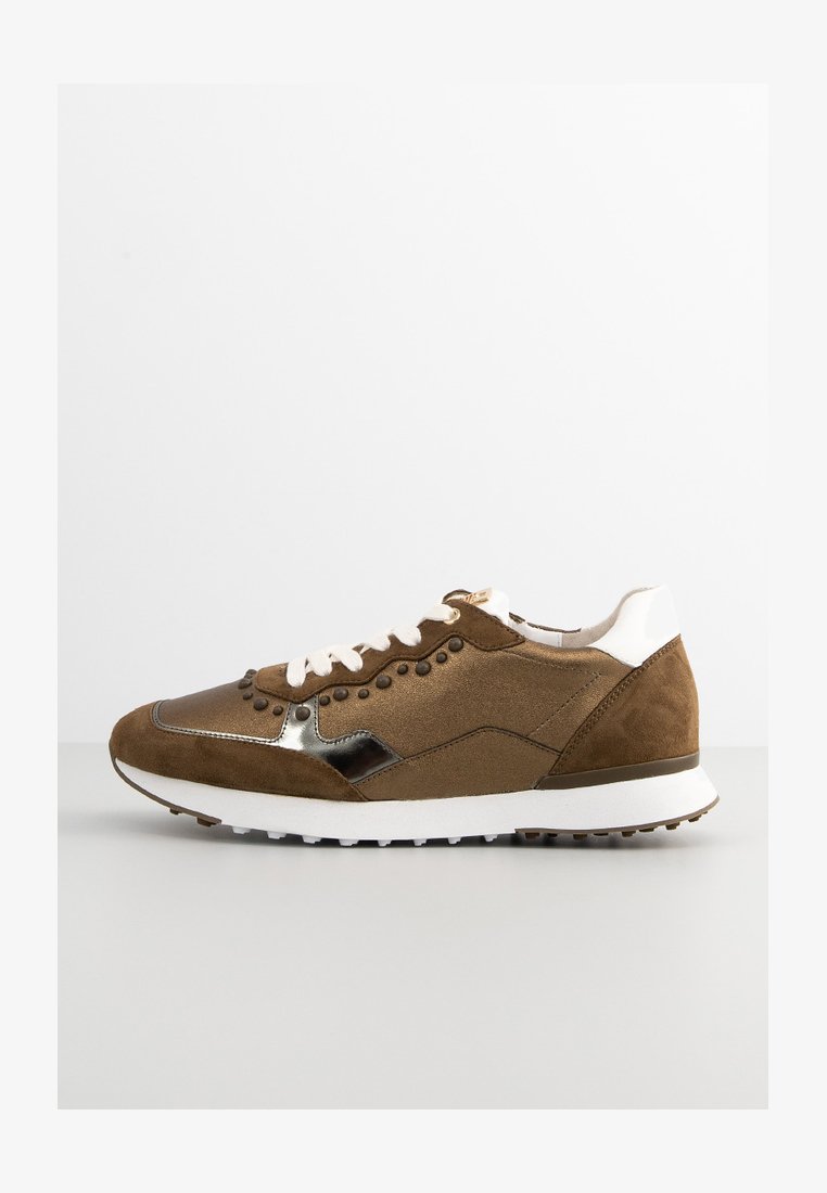 Braune Wildleder-Sneaker mit metallischen Akzenten, weißer Sohle, schnürbarem Vorderteil und dekorativen Nieten, mit einer abgerundeten Zehenpartie und strukturiertem Finish.