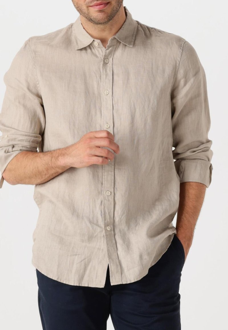 Lys beige linned skjorte med button-down krave, lange ærmer oppe rullet, og en slim fit. Har en subtil tekstur og en lige kant.