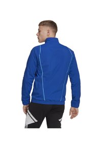 Blaue Zip-Jacke mit hohem Kragen, elastischen Bündchen und Saum. Verfügt über kontrastierende hellblaue Nähte an den Schultern und am Rücken.