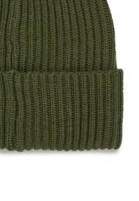 Roheline kudumiga beanie, millel on soonikkoes ja ülespoole volditud äär. Valmistatud pehmest materjalist, omab ühtlast värvi ja mustrit.