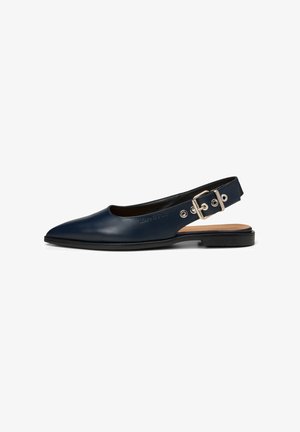 Donkerblauwe leren slingback platte schoen met spitse neus en verstelbare zilveren gespsluiting op een zwarte zool.