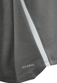 Tissu gris respirant avec de petites perforations et une bande diagonale blanche, comportant le texte "BEECOOL" près de l'ourlet inférieur.