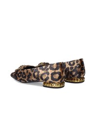 Zapatos planos de satén con estampado de leopardo, que presentan una puntera afilada, adornos decorativos y un tacón con detalles en oro y tachuelas.