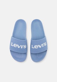 Blåa slide-sandaler gjorda av texturerad gummi, med ett brett perforerat band med vit "Levi's"-logotyp. Platta sulor för vardagligt bruk.