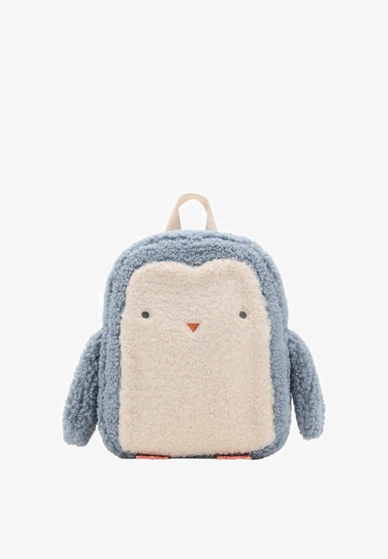 Batoh ve tvaru tučňáka vyrobený z měkké, nadýchané látky. Světle modrý vnější povrch s krémovým středem, malé rysy obličeje a krátká, nadýchaná křídla.