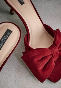 Next JOELLE BOW - Pantoletai su kulnu - red