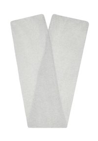 Sciarpa grigia di lana con un motivo triangolare, caratterizzata da una texture morbida e una superficie liscia, piegata ordinatamente per l'esposizione.