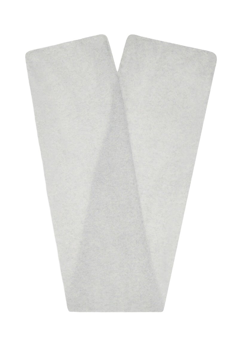 Sciarpa grigia di lana con un motivo triangolare, caratterizzata da una texture morbida e una superficie liscia, piegata ordinatamente per l'esposizione.