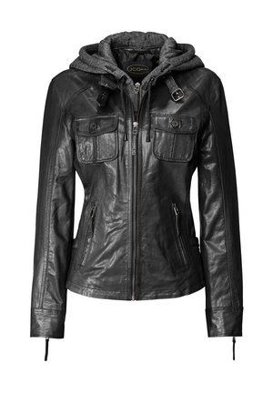 Czarna skórzana kurtka z frontowym zamkiem, dwoma zapinanymi na guziki kieszeniami na piersi, zamykanymi kieszeniami po bokach oraz przymocowanym szarym kapturem z regulującymi sznurkami i klamrami.