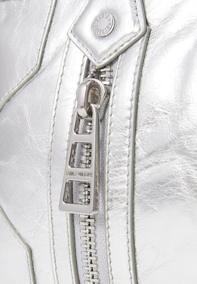 Borsa a mano in metallo argentato con una finitura texture, dotata di una cerniera prominente e hardware con la scritta "Zadig & Voltaire."