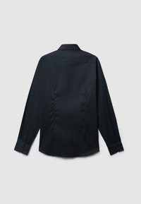 Maglietta nera a maniche lunghe con tessuto morbido, colletto a punta e polsini con bottone. Presenta un design snello senza motivi visibili.