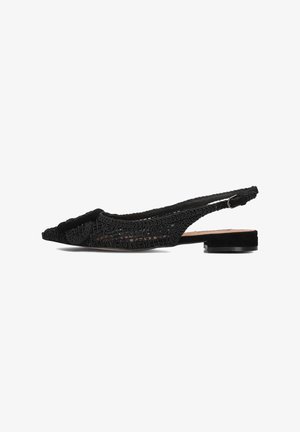 Chaussure à talon ouvert noire avec un motif en dentelle florale complexe, bout pointu et un petit talon carré. Texture douce avec des côtés ouverts.
