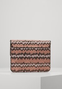 Clutch bag rettangolare compatta in stampa serpente rosa e nera con chiusura a patta, caratterizzata da una superficie liscia e un motivo audace.