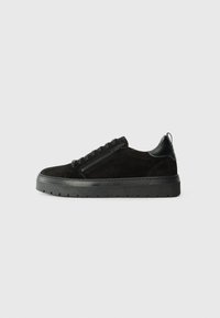 Tenis antracit din suede cu un accent din piele texturată, formă rotundă, închidere cu șireturi și detalii cu fermoar pe lateral. Talpă din cauciuc groasă cu caneluri.