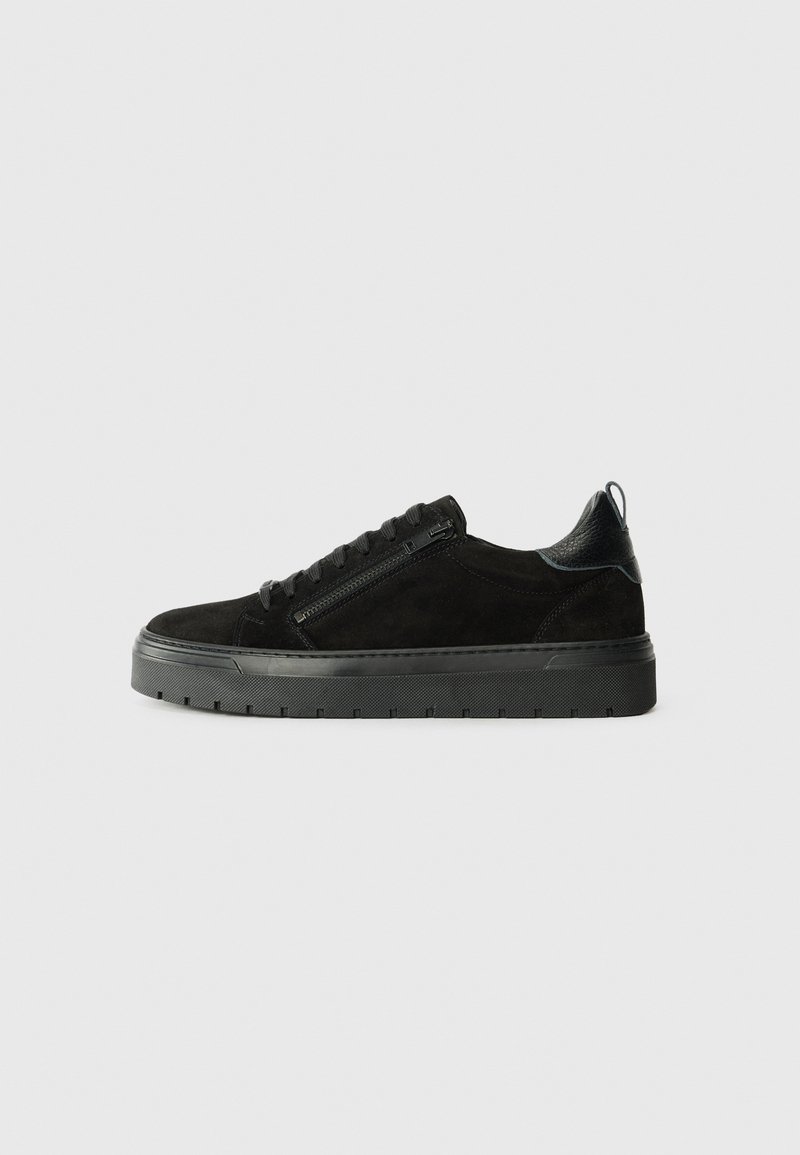 Tenis antracit din suede cu un accent din piele texturată, formă rotundă, închidere cu șireturi și detalii cu fermoar pe lateral. Talpă din cauciuc groasă cu caneluri.