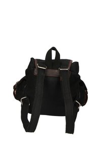 Sac à dos en toile noire avec des accents en cuir marron, des bretelles réglables et une poignée supérieure. Il dispose d'une fermeture à cordon resserré.