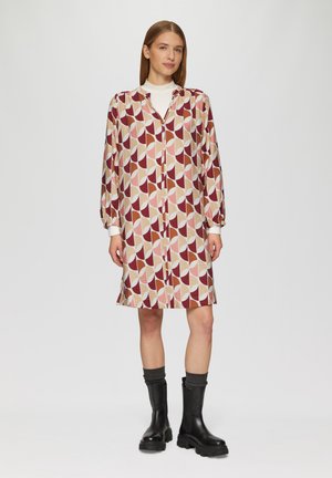 Langärmliges, knöpfbares Kleid mit einem geometrischen Muster in Bordeauxrot, Beige und Pink. Hergestellt aus einem leichten Stoff, mit einem Kragen und Manschetten.
