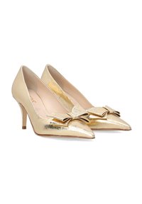 Zlaté lakované lodičky s špičatou špičkou a mašlí v přední části. Mají štíhlý podpatek a hladkou vnitřní výstelku.