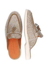 Zapatos slip-on beige con una parte superior texturizada, adornados con brillantes de plata. Tienen un borde en tono marrón y suela de goma blanca. Plantilla de un brillante color naranja.