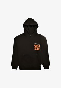 Sudadera con capucha negra y un bolsillo delantero, con un diseño de hoja naranja y texto en la parte izquierda del pecho. Textura de tejido suave.