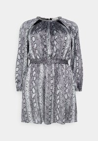 Robe à manches longues avec un motif imprimé serpent en noir et gris. Dotée d'une taille smockée et d'un décolleté en keyhole. Texture de tissu lisse.