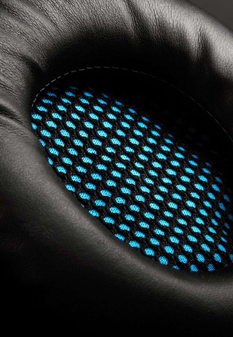 Ein schwarzer Lederkissenrand umgibt ein strukturiertes, blau-schwarzes Mesh-Muster und betont ein atmungsaktives Designelement.