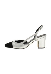 Décolleté slingback argento con punta nera, parte superiore testurizzata e tacco a blocco. Presenta lati aperti e una fasciatura regolabile per una vestibilità ottimale.