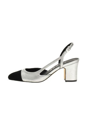 Décolleté slingback argento con punta nera, parte superiore testurizzata e tacco a blocco. Presenta lati aperti e una fasciatura regolabile per una vestibilità ottimale.