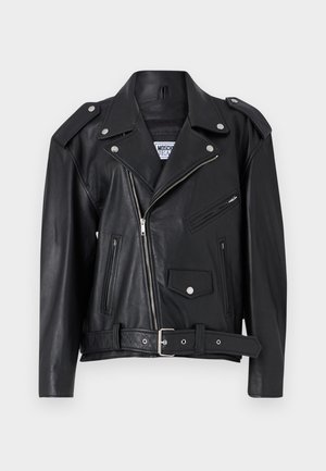 Jachetă de motociclist din piele neagră, cu accesorii din metal argintiu, închidere cu fermoar asimetric, două buzunare frontale cu fermoar și talie cu curea. Textură netedă și design structurat.