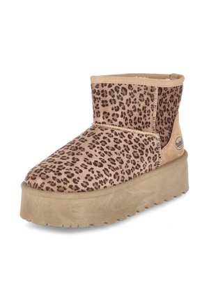 Bota con plataforma hasta el tobillo con parte superior de estampado de leopardo beige y marrón y suela gruesa color canela, diseñada para uso casual.