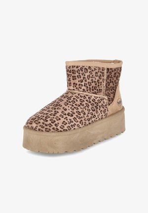 Bota con plataforma hasta el tobillo con parte superior de estampado de leopardo beige y marrón y suela gruesa color canela, diseñada para uso casual.