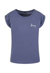 Blaues Baumwoll-T-Shirt mit hochgerollten Ärmeln, rundem Halsausschnitt und einem kleinen weißen bestickten Logo auf der Vorderseite. Glatte Textur und lässige Passform.