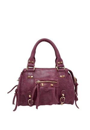 Pequeño bolso de mano de cuero morado con dos asas, bolsillo frontal con cremallera, tachuelas doradas, hebillas y detalles con borlas.
