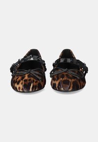 Bailarinas con estampado de leopardo y acentos de cinta negra, fabricadas con un tejido texturizado, con puntera redondeada y detalle de correa ajustable con hebilla.