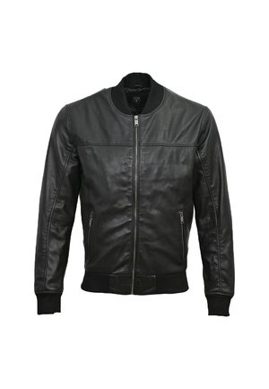 Czarna skórzana kurtka bomberka z okrągłym kołnierzem, zamkiem z przodu oraz ściągaczami przy mankietach i na dole. Posiada dwie zasuwane kieszenie po bokach.