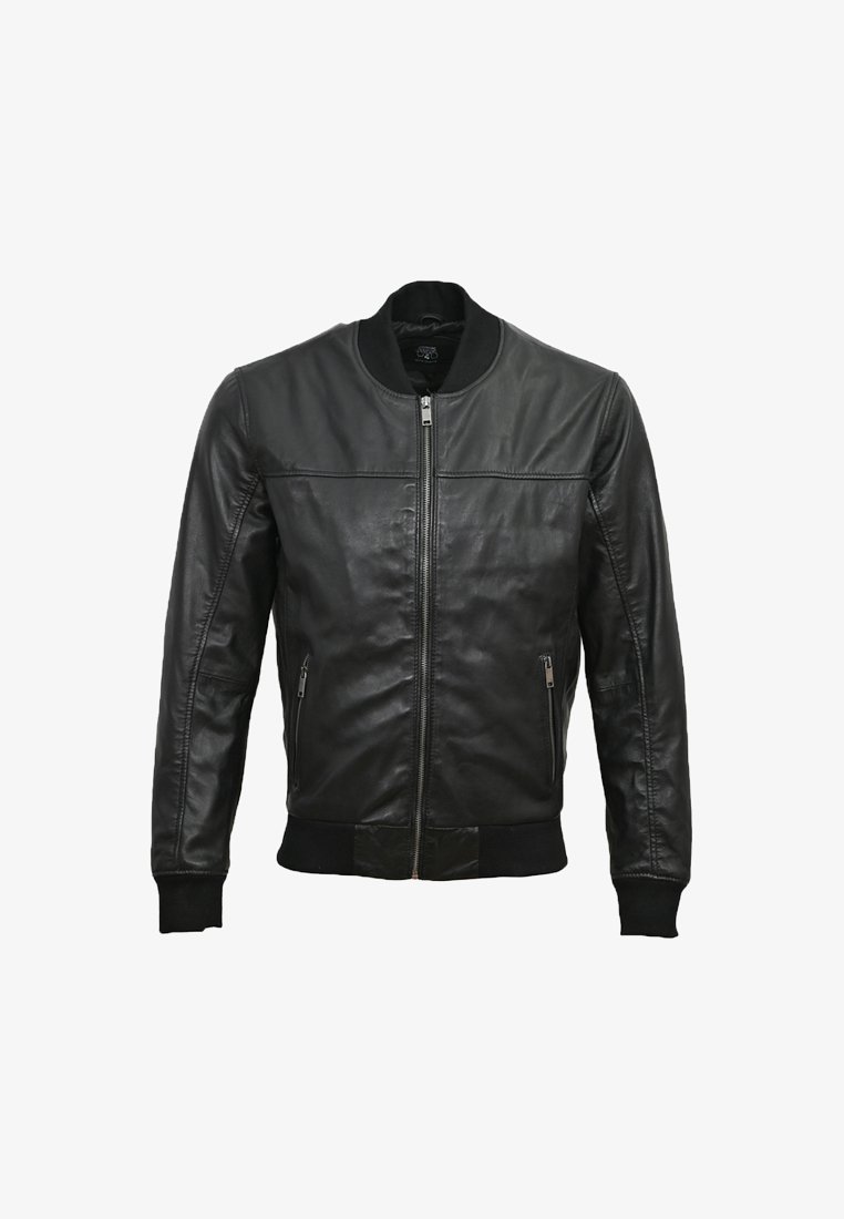 Czarna skórzana kurtka bomberka z okrągłym kołnierzem, zamkiem z przodu oraz ściągaczami przy mankietach i na dole. Posiada dwie zasuwane kieszenie po bokach.