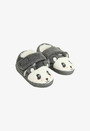 Pilkos ir baltos pandos tema vaikų šlepetės su minkštu, tekstūruotu audiniu, turinčios Velcro dirželius ir detaliai siuvinėtas veido savybes.