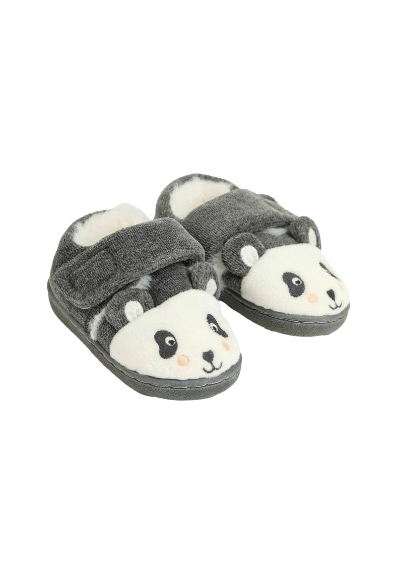 Gråa och vita panda-tema barntofflor med ett mjukt, texturerat tyg, som har kardborreband och detaljerade broderade ansiktsdrag.