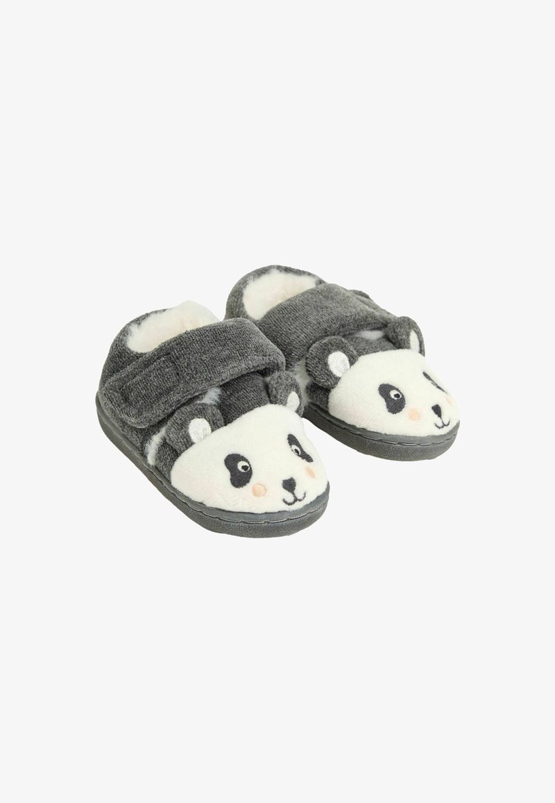 Pelēki un balti panda motīvu bērnu čības ar mīkstu, teksturētu audumu, kurām ir Velcro siksnas un detalizētas izšūtas sejas iezīmes.