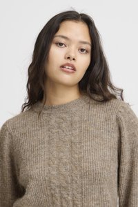 Maglione marrone a maglia grossa con collo a girocollo, caratterizzato da una texture rigata sulle maniche e sul corpo, realizzato in una morbida miscela di lana.
