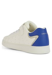 Zapatilla blanca con acento azul en el talón, parte superior de cuero perforado, cierre con cordones y cuello acolchado. Suela de goma para mayor tracción.
