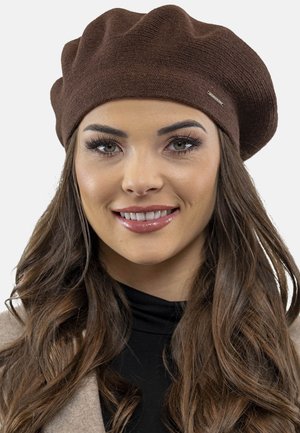 Brun uld beret med tekstureret, ribbet design. Har et lille metallisk logo-accent på siden. Størrelsen passer tæt til hovedet.