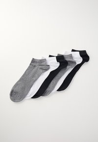Cinco pares de calcetines cortos en negro, blanco y gris. Presentan una textura acanalada y una tela suave, con un logo en el calcetín gris.