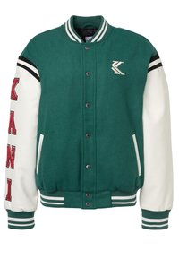 Giacca varsity verde con maniche in pelle bianca, scritte rosse e dettagli neri. Presenta un colletto e polsini a costine, con chiusura a bottoni a pressione.