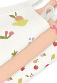 Τρία υφασμάτινα καμιζόλια σε στοίβα: ένα λευκό με πολύχρωμο φρούτο και λουλουδένιο σχέδιο, ένα ροδακινί και ένα κρεμ με μικρά prints φράουλας. Διαθέτουν δαντελένιο τελείωμα.