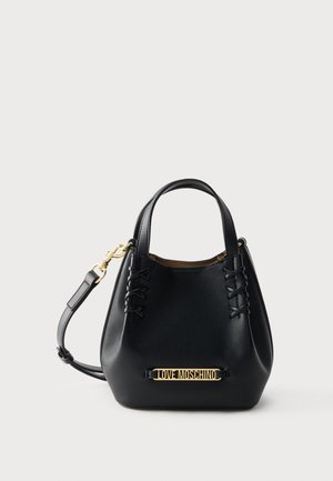 Μαύρη τσάντα Moschino με χρυσό λογότυπο, πάνω λαβές, αποσπώμενο ιμάντα ώμου και λεπτομέρεια με κορδόνια στο μπροστινό μέρος στα πλάγια.